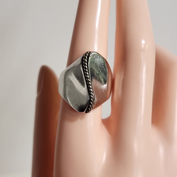 Genuine Vintage Sterling Silver "Twisted Abstract Wave" Solid Ring (Size 7.75) - Picture 2 of 12
